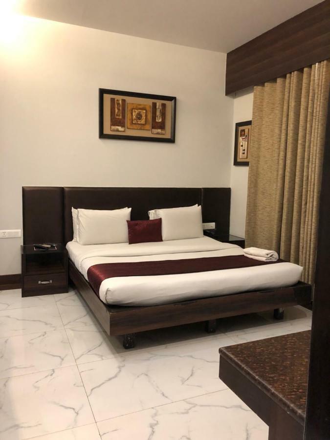 Hotel Aman Palace New Delhi Eksteriør billede